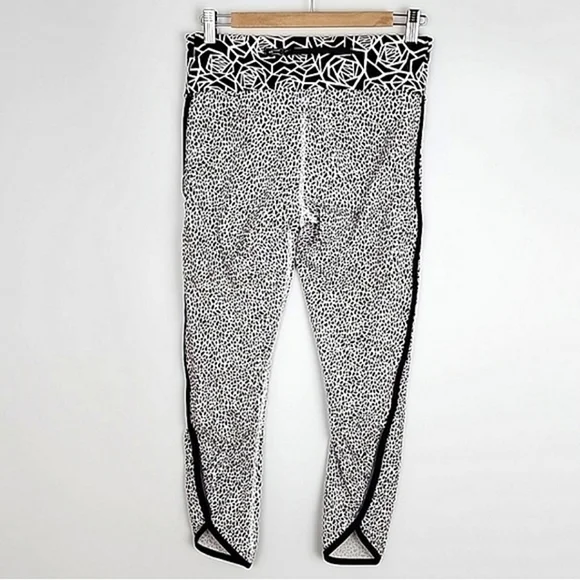 Lululemon Real Quick Tight Crops Miss Mosaic White Posey Black White Size 8 - Picture 3 of 14